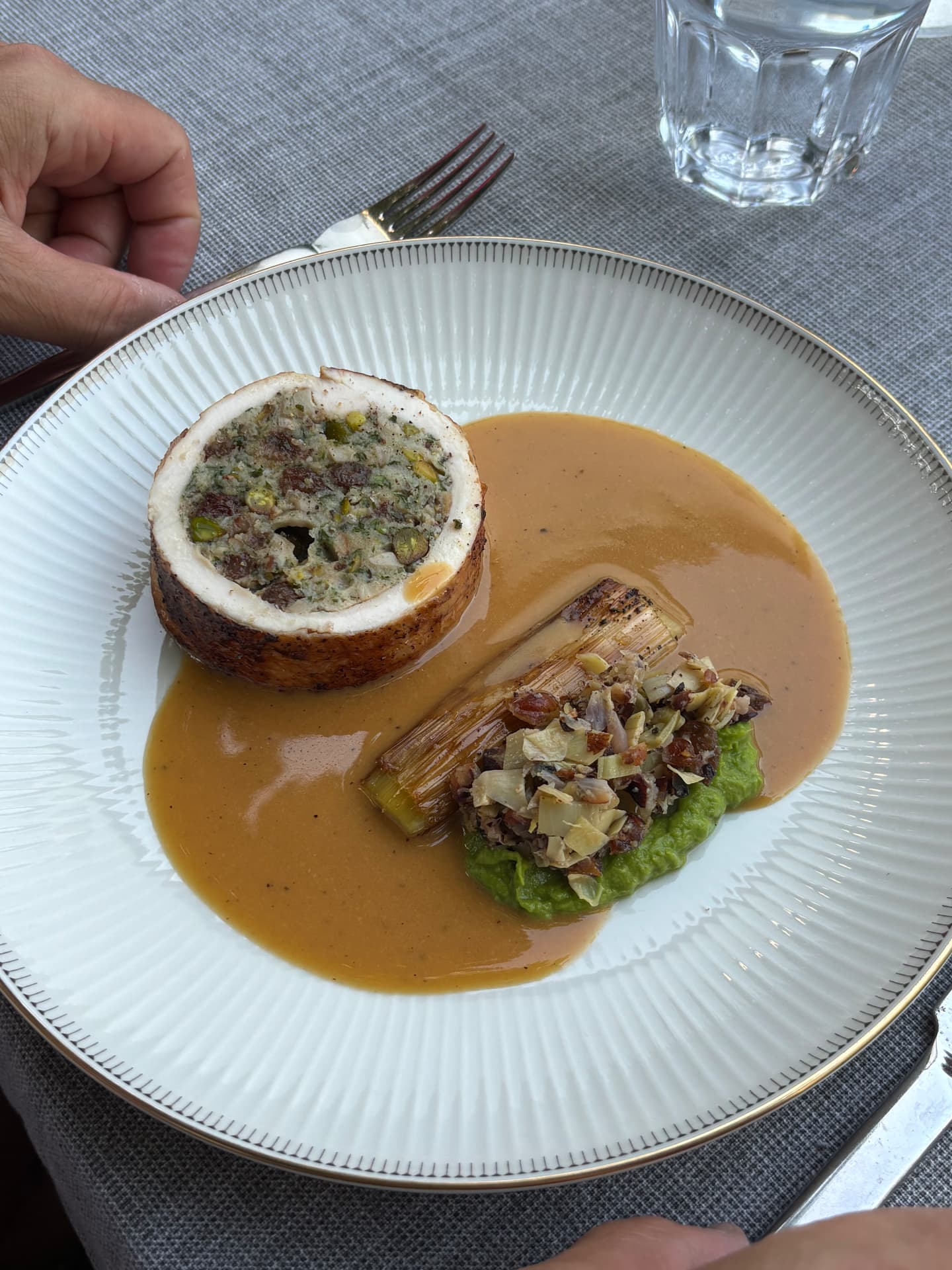 Gefüllte Zwiebel mit Lauch, Erbsenpüree und Jus