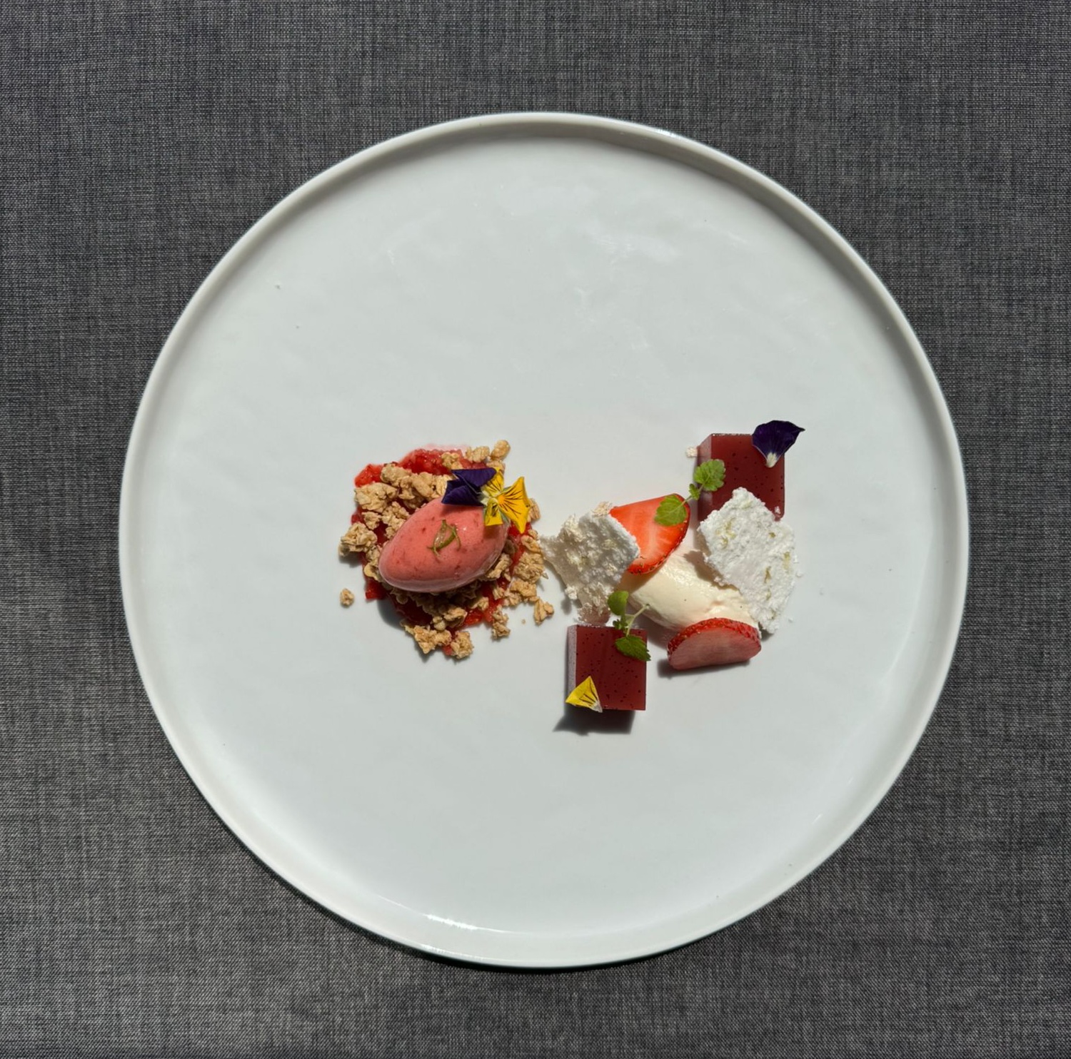 Erdbeerdessert mit Sorbet, Crumble, Baiser und Gelee